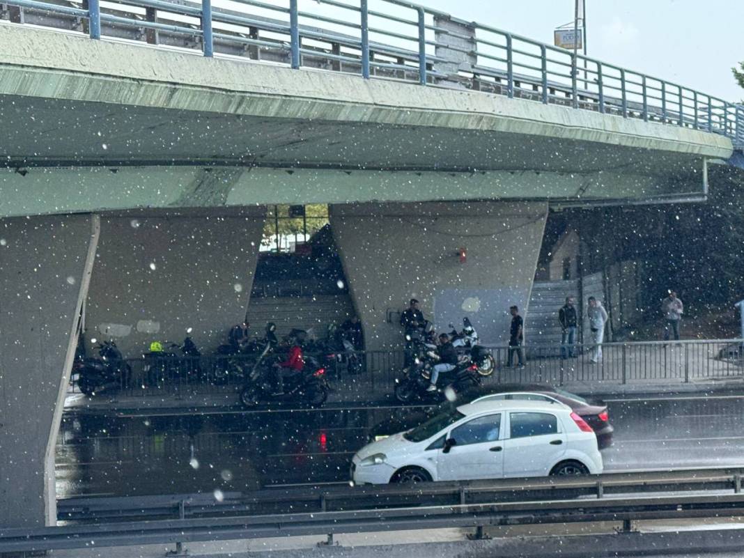 İstanbul'u sağanak vurdu. Mısır Çarşısı girişi sular altında, tramvay seferleri durdu 36